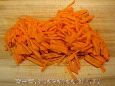 морковь, нарезанная соломкой для вегетарианского борща